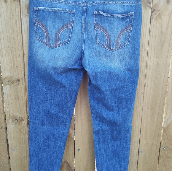 Ladies size 7R or 28W Hollister distressed jeans - Picture 4 of 8